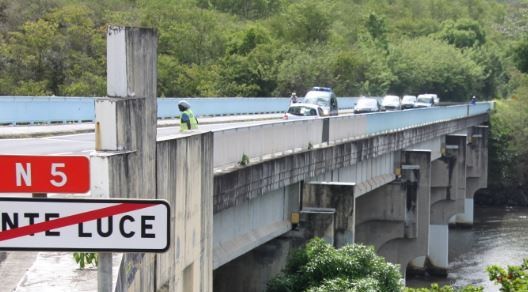 blue-red-puente-de-concreto