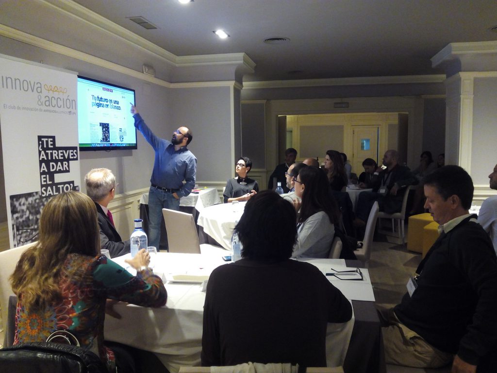 El pasado viernes tuvo lugar un nuevo encuentro de Innova&acción. En esta ocasión el tema escogido fue el Design Thinking. Para profundizar en esta interesante metodología contamos con Juan Pastor Bustamante, experto en creatividad e innovación personal, organizacional y territorial